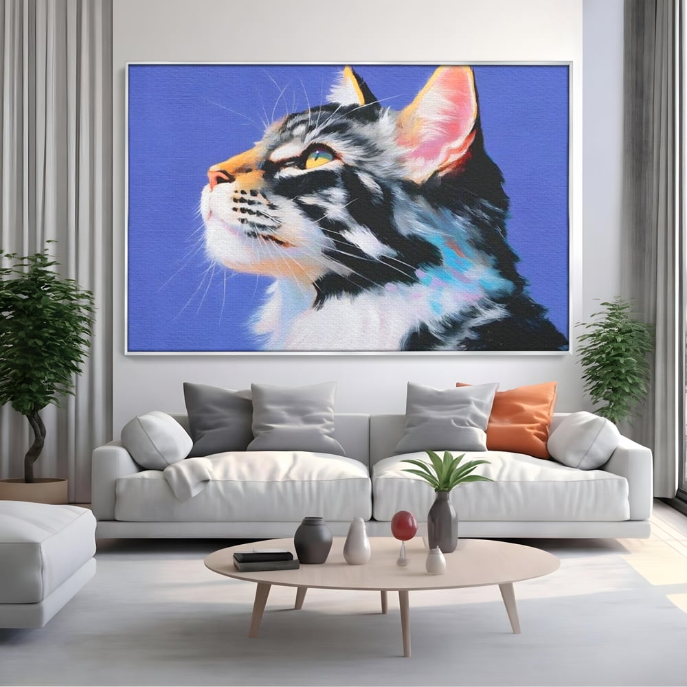 Tablou canvas cu pictura cu profil de pisica, in rama de aluminiu argintiu, pe perete intr-un living
